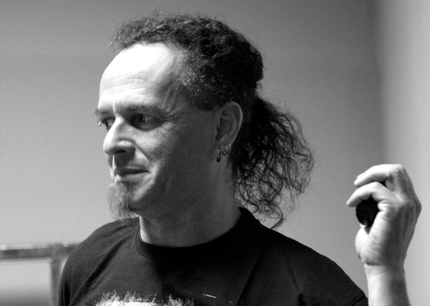 Roger De Souza ist für Phil Campbells Gitarren zuständig.