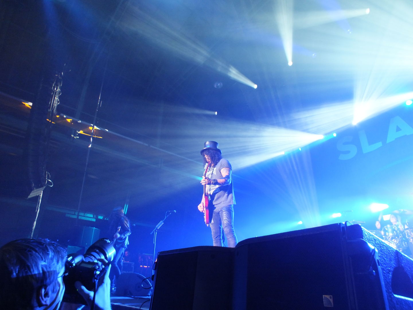 Zur Freude des Publikums gab Slash auch einige Songs seiner Ex-Band zum Besten, darunter ›Paradise City‹ und ›Sweet Child Of Mine‹.