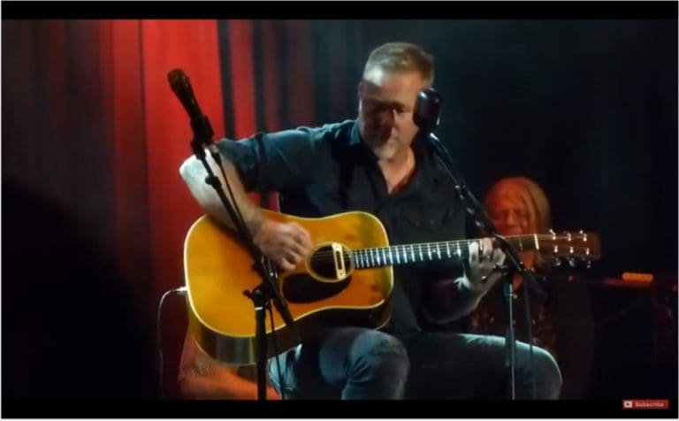 Metallica: James Hetfield spielt ›Motorbreath‹ bei Acoustic 4 a Cure