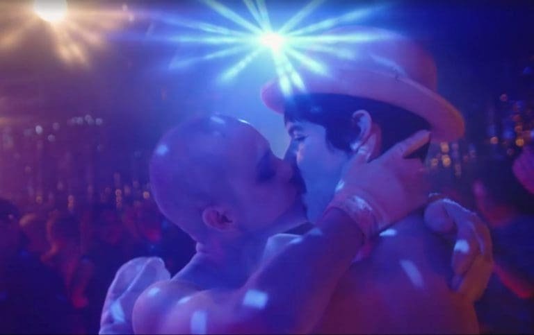 Red Hot Chili Peppers: Anthony Kiedis als Disco-König im Clip zu ›Go Robot‹