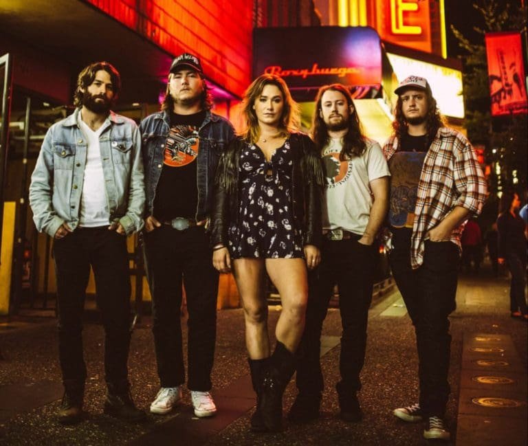 No Sinner: Colleen Rennison und Co. zeigen ihren Clip zu ›All Woman‹