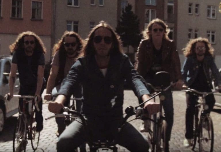 Video-Premiere: Heat zeigen ihren Clip zu ›Day In Day Out‹
