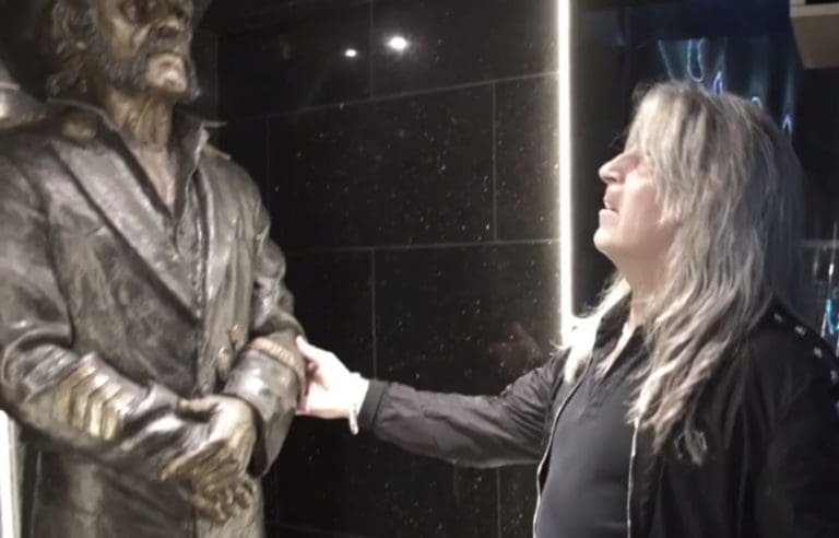 Motörhead: Ex-Drummer Mikkey Dee besucht Lemmy-Statue