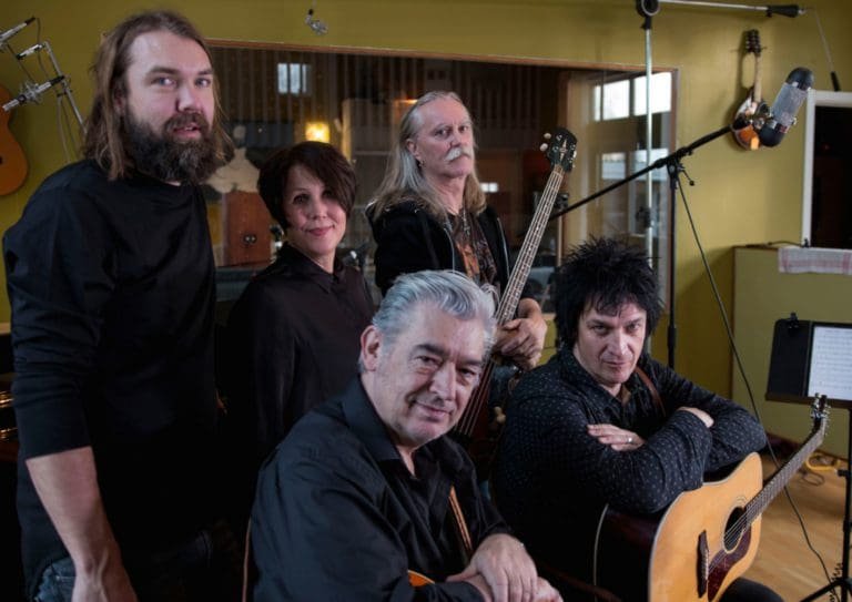 The Piggyback Riders: Neues Album MIDNIGHT AT THE TENTH OF ALWAYS hier vorab hören