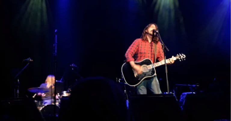 Foo Fighters: Dave Grohl präsentiert neuen Song ›The Sky Is A Neighborhood‹ bei Acoustic 4 A Cure IV