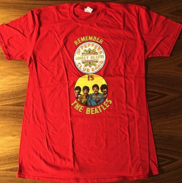 The Beatles: Limitiertes SGT. PEPPER-Shirt gewinnen