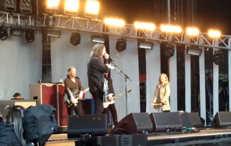 Foo Fighters: Dave Grohl lässt Tochter zu ›We Will Rock You‹ trommeln