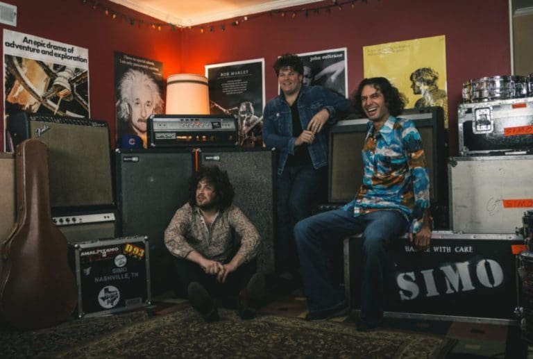 Video-Premiere: Nashville-Trio Simo zeigt Clip zu ›People Say‹
