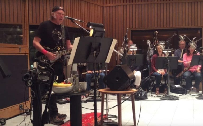 Neil Young: Onkel Neil lässt uns in Video hinter die Kulissen blicken