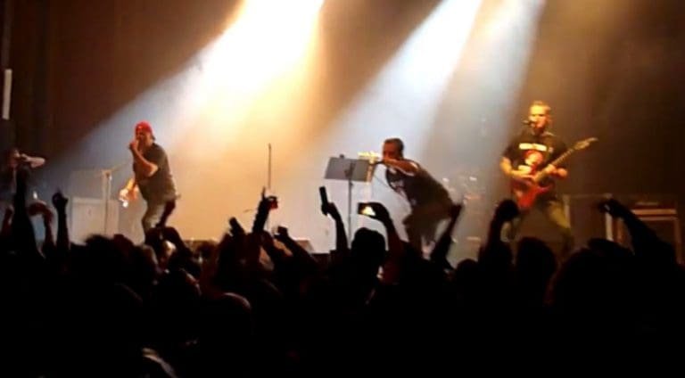Hier sehen: Mike Patton und Jello Biafra singen „Nazi Trumps Fuck Off“