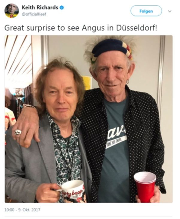 Angus Young überrascht Keith Richards bei der Stones Show in Düsseldorf 2017.
