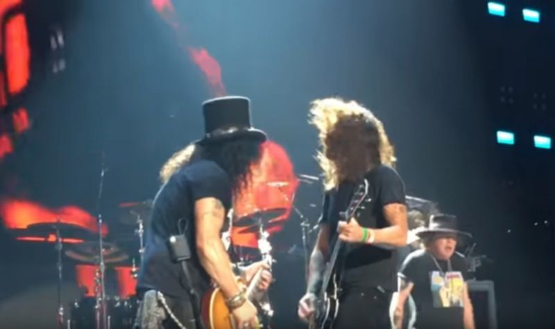 Guns N' Roses spielen ›Paradise City‹ zusammen mit Dave Grohl von den Foo Fighters.