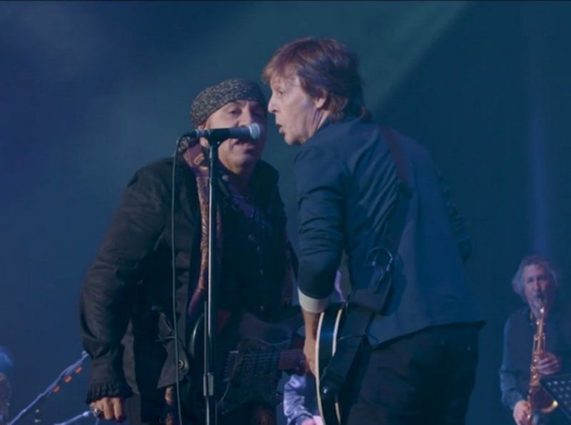 Little Steven bittet Paul McCartney auf die Bühne.