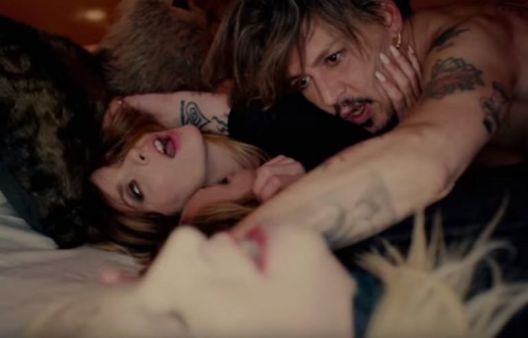 Marilyn Manson: Johnny Depp und viel nackte Haut im ›KILL4ME‹-Video