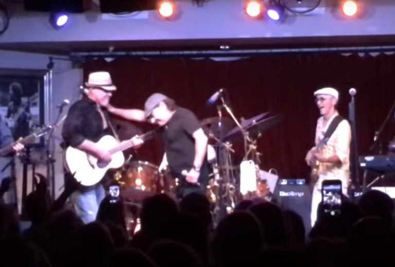 Brian Johnson: Überraschungsauftritt in Mick Fleetwoods Bar