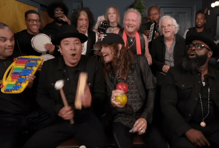 Aerosmith: ›Walk This Way‹ auf Spielzeug-Instrumenten