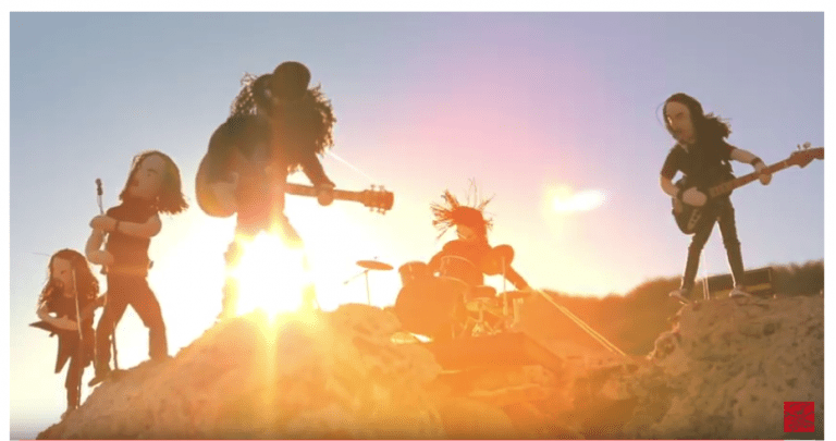 Slash: Neues Musikvideo zu ‚Driving Rain‹ in lustiger Puppenoptik!