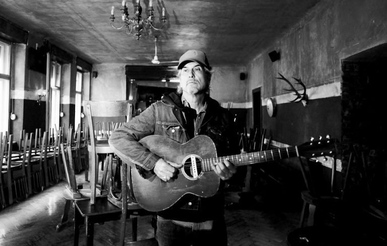 Song-Premiere: Howe Gelb mit ›A Thousand Kisses Deep‹