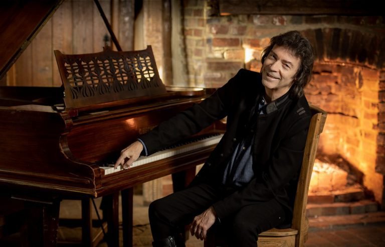 Steve Hackett im Interview: Musikalischer Weltenbummler