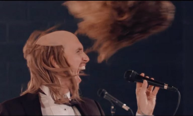 The Darkness: Neues Video zu ›Rock And Roll Deserves To Die‹