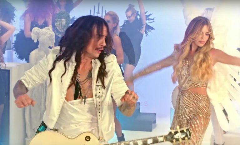 The Darkness: Neues Video – Model holt Justin Hawkins aus der Hölle