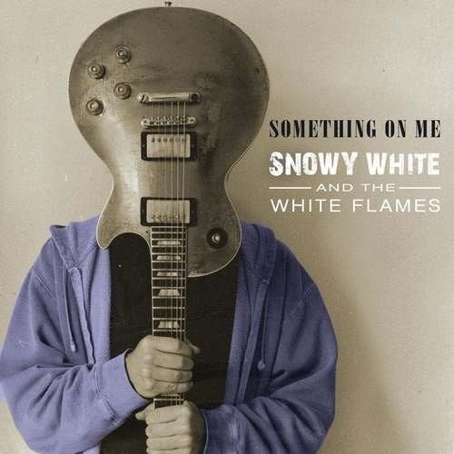 Snowy White mit SOMETHING ON ME