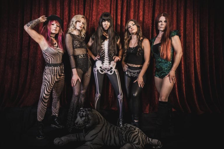 Doll Circus: Rock’n’Rollenbilder aufbrechen