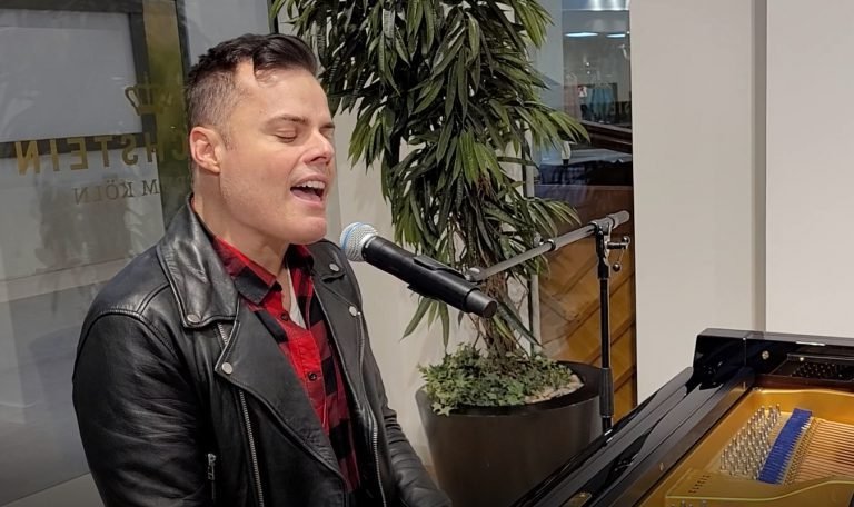 Marc Martel: ›Love Of My Life‹ live in Gedenken an Freddie Mercury