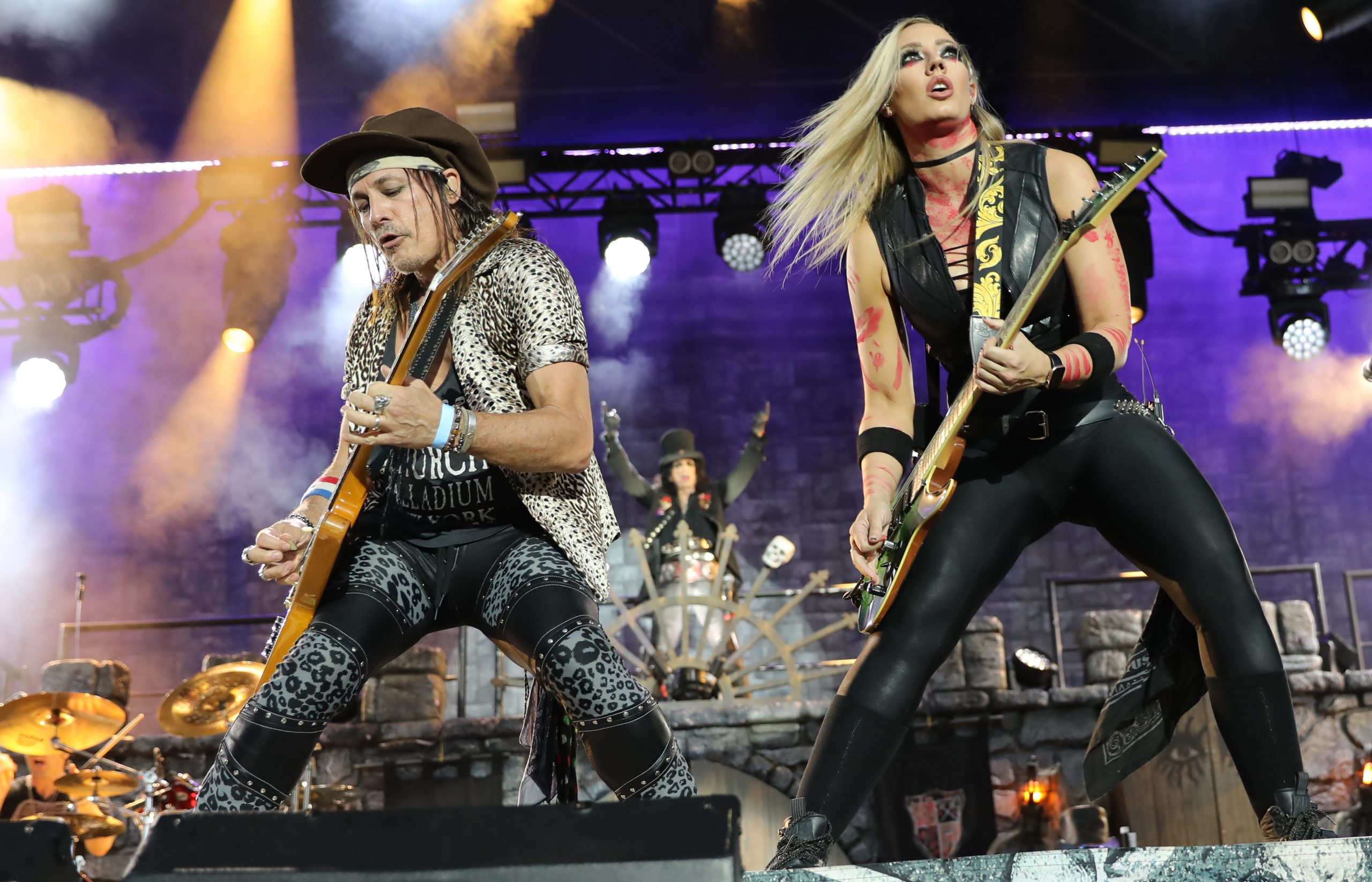 Der US-amerikanische Rockmusiker Alice Cooper mit seiner gleichnamigen Band bei ihrem Auftritt beim Rock the Ring-Festival 2022.
