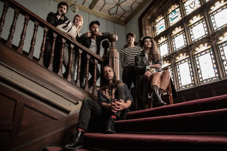 Holy Moly And The Crackers: Ein Hauch von Gold